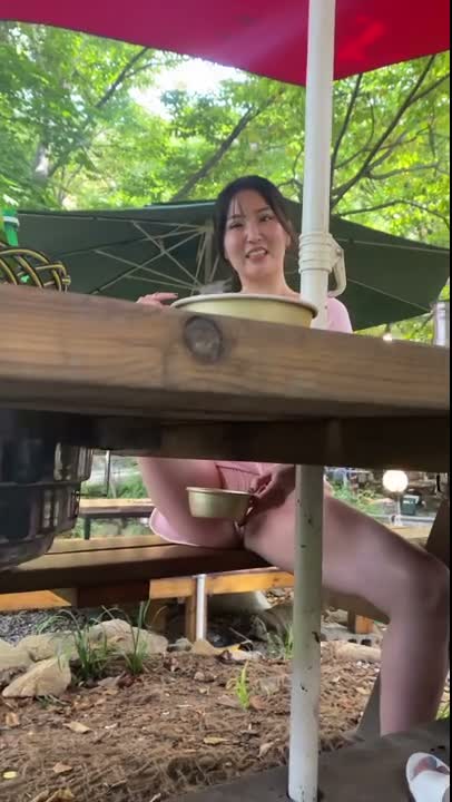 여자들끼리 야외 나들이 신나게 먹자~ 썸네일