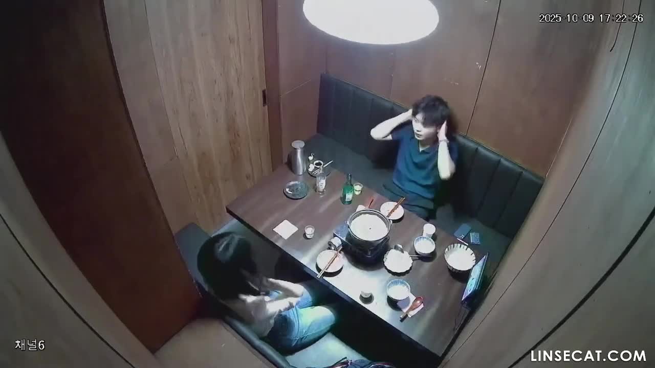 [신작] 술을 몇 잔 마신 후, 여자는 남자를 유혹하며 오럴 섹스를 해주겠다고 제안했다. 남자는 여자가 오럴 섹스를 하는 영상을 보여줬고, 여자는 수줍게 비명을 질렀다. 대화가 포함되어 있다. [해킹된 한국 IP 카메라] [단독 영상] 썸네일
