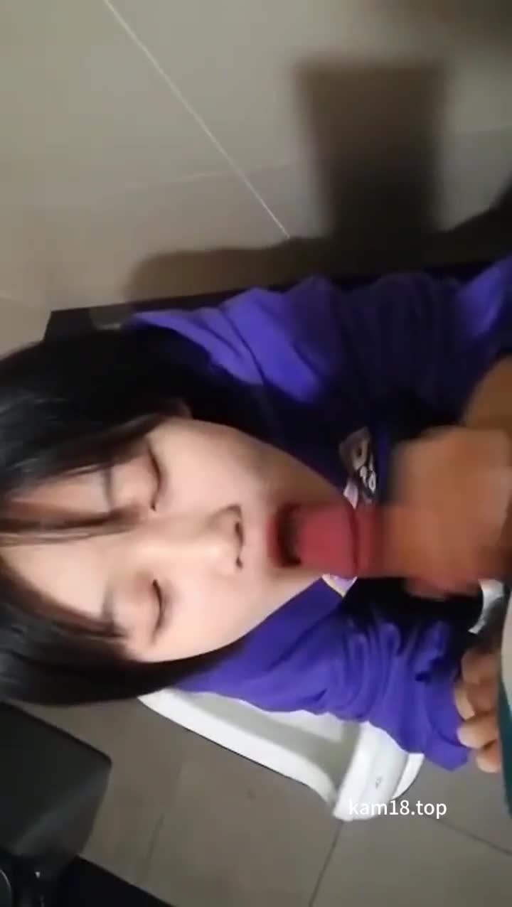 고등학생은 화장실에서 남자친구를 서비스한다 썸네일