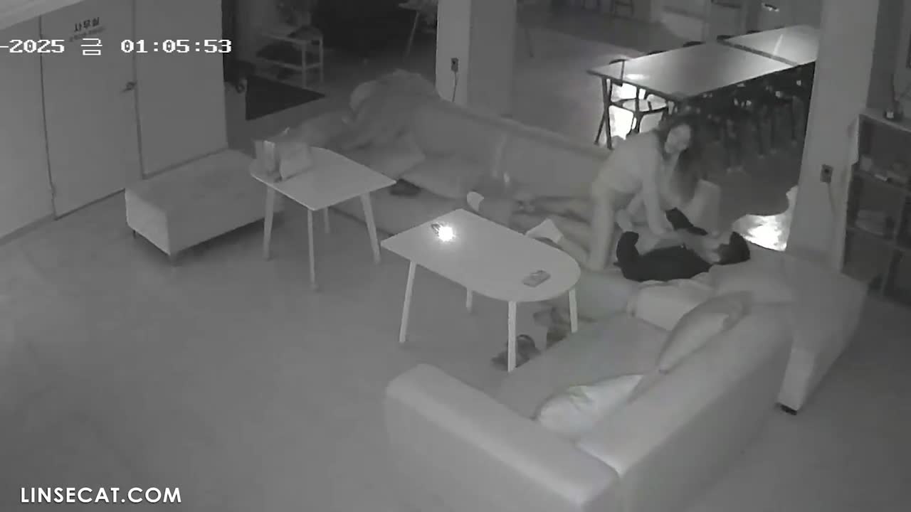 [신작] 재벌 남자의 새로운 데이트 상대_ 두 사람은 두 시간 동안 뜨거운 밤을 보냈다. 여자는 처음에는 내성적이었지만, 불이 꺼지자 완전히 다른 사람처럼 변해 믿을 수 없을 정도로 열정적인 모습을 보였다. [한국에서 해킹된 IP 카메라] [단독 영상] 썸네일