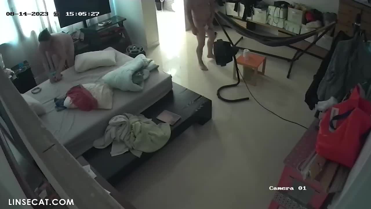 [신작] 한 한국인 남성이 백인 아내와 성관계를 갖고 있다. 그는 아내가 오르가즘에 도달할 때까지 성기를 핥은 후, 강하게 삽입한다. [해킹된 한국 가정용 IP 카메라] [단독 영상] 썸네일