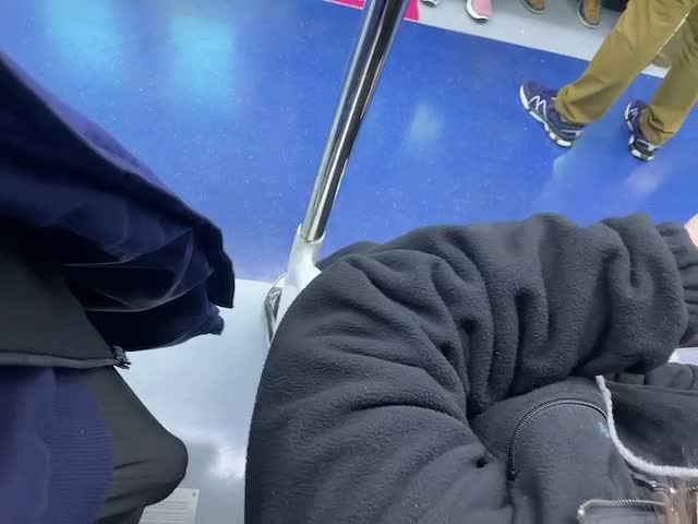 지하철에서 풀발한 자지 비비는 미친놈 (2) 썸네일