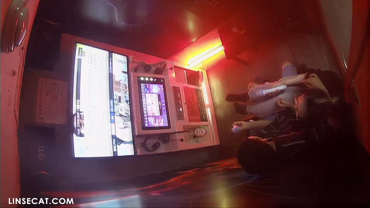 [신작] 안경 쓴 소녀는 숨 막히는 오르가즘을 즐긴다. 그녀의 남자친구는 그녀의 목을 조른 후 깊은 키스를 퍼부어 그녀에게 엄청난 쾌감을 선사한다. [한국 노래방 해킹 영상] [단독 영상] 썸네일