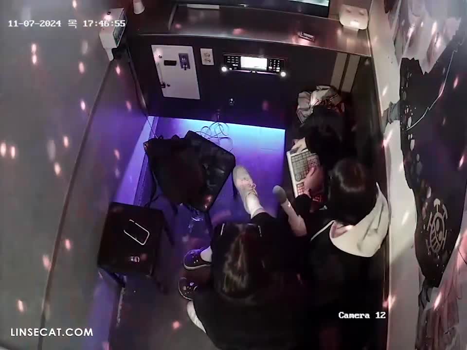 2024년 해킹된 한국 노래방 IP카메라_ 남자친구 손에 의해 강간당한 귀여운 여자. 그녀는 고환을 만지면서 귀두를 빨아들이는 등 구강 성교 기술이 뛰어납니다. 썸네일