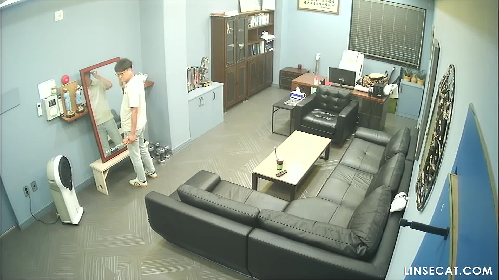 [신작] 유능한 사장이 돌아왔다. 그는 일주일 만에 여자 세 명과 섹스를 했다. 그중 두 명은 기꺼이 그에게 구강 성교를 해주었다. 그는 약간 변태적인 행동을 하며 그녀의 겨드랑이를 킁킁거렸다. [해킹된 한국 IP 카메라] [단독 영상] 썸네일