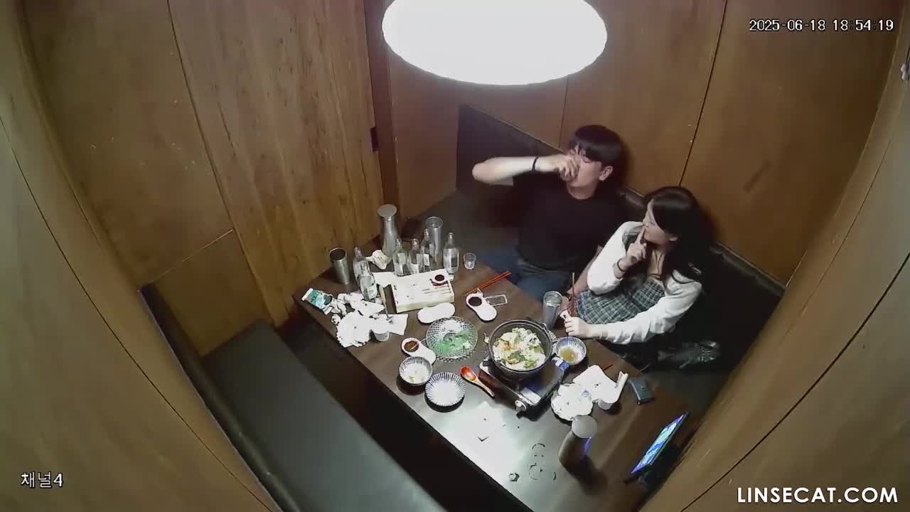 [신작] 열정적인 키스 특집! 교활한 남자가 몰래 술을 따라 여자를 취하게 한 후, 진한 키스를 퍼붓고 허벅지와 가슴까지 만졌다. [해킹된 한국 IP 카메라] [단독 영상] 썸네일