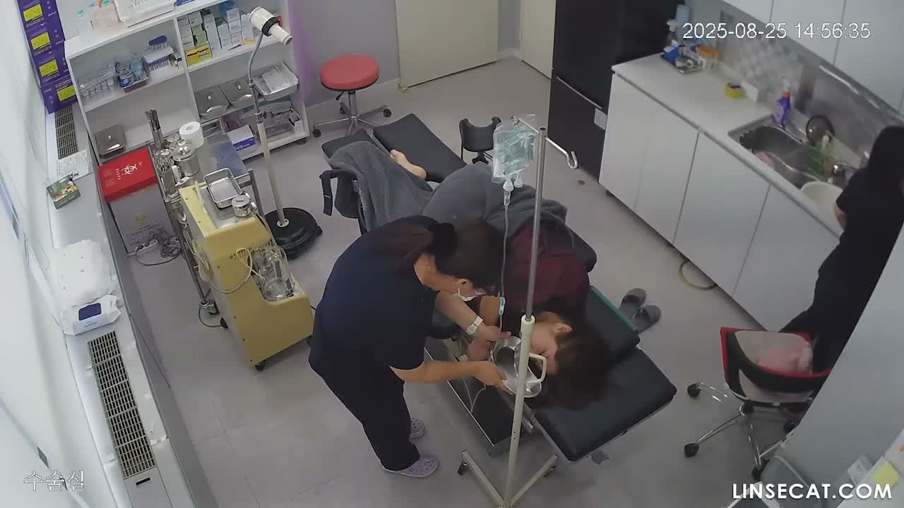 [신작] 산부인과 검진. 마취된 여성 환자가 몸부림치자 간호사는 본능적으로 환자의 엉덩이와 생식기를 누르려 한다. [한국 병원 해킹된 IP 카메라 영상] [단독 영상] 썸네일