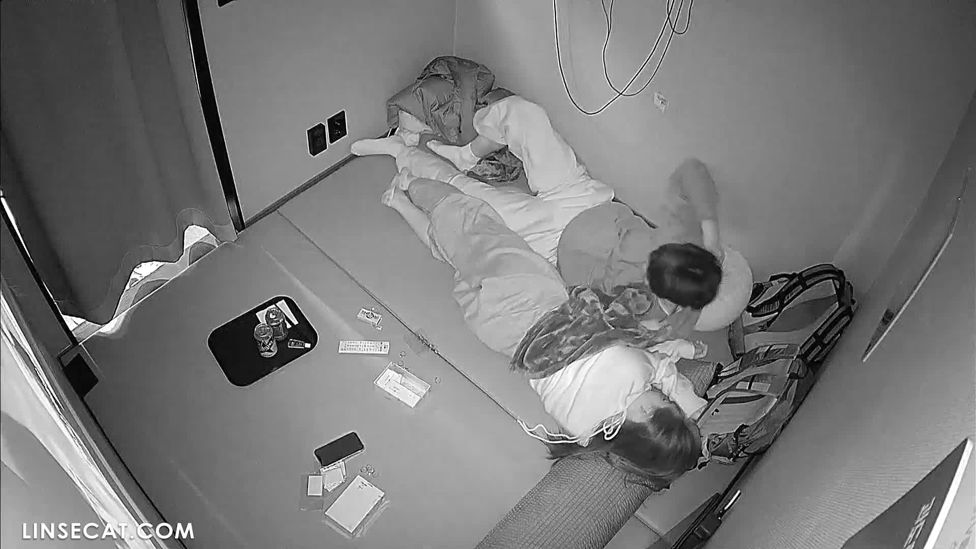 [신작] 같은 커플이 두 번 성관계를 가졌습니다. 성관계 전, 그녀는 카메라를 향해 가위 제스처를 취했습니다. 남자친구는 손가락으로 그녀를 만졌고, 그녀가 오르가즘을 느끼자 진한 키스를 했습니다. [한국 영화 관람실의 해킹된 IP 카메라] [단독 영상] 썸네일