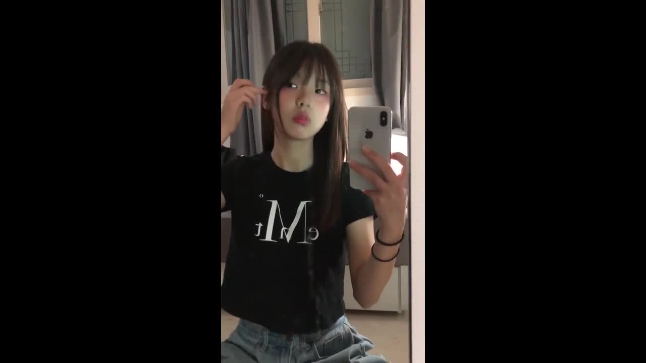 셀카로 핑두 가슴찍는 풋풋한 영계 친구 썸네일
