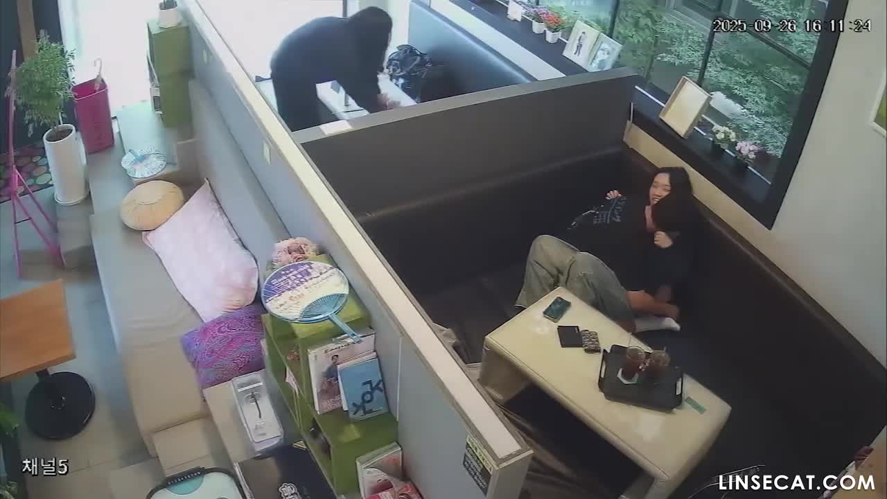 [신작] 한 대담한 커플이 만화책 테마 카페의 개인실에서 은밀한 시간을 보냈다. 남자는 손가락으로 여자를 애무했고, 여자는 쾌락에 완전히 몰입해 누군가 자신을 보고 있다는 사실조차 잊었다. [해킹된 한국 IP 카메라 영상] [단독 영상] 썸네일