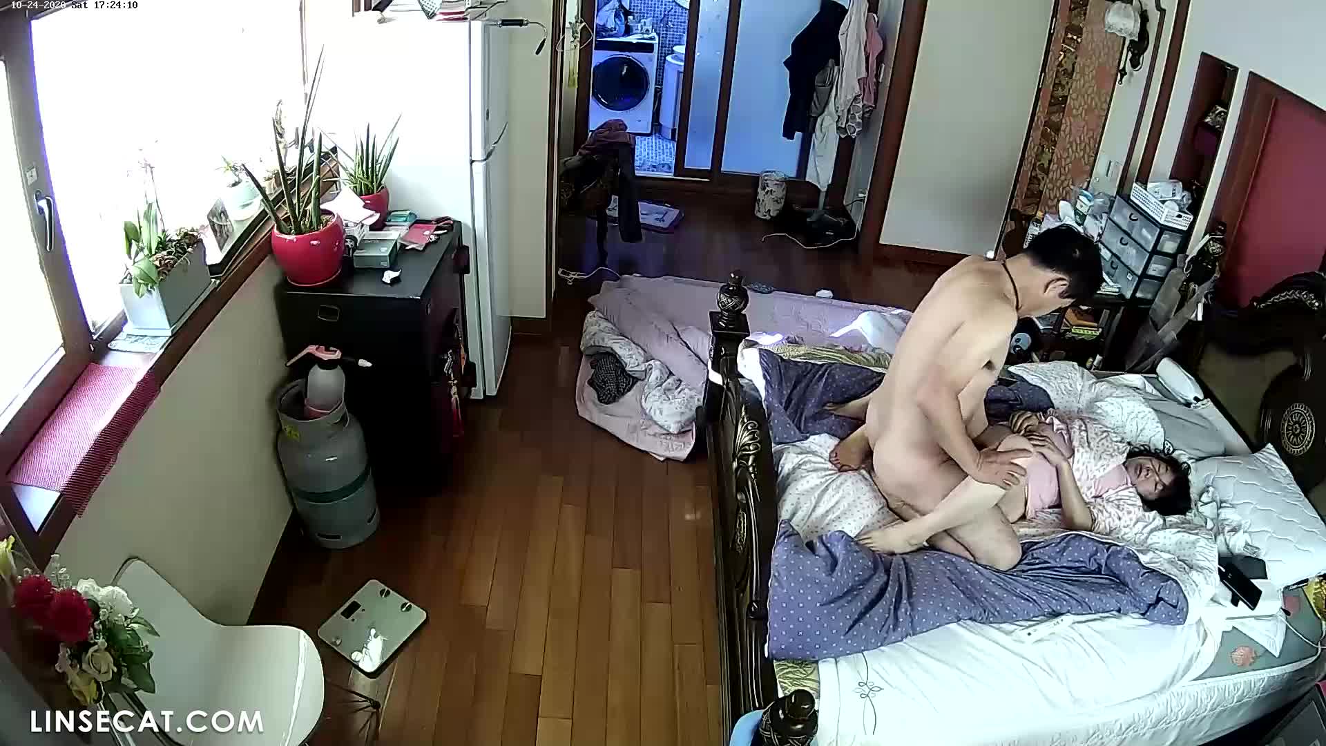 해킹된 가정 감시 카메라 한국의 성숙한 부부가 섹스를 하고, 남편이 아내를 세게 성교시키고, 질내 사정 썸네일