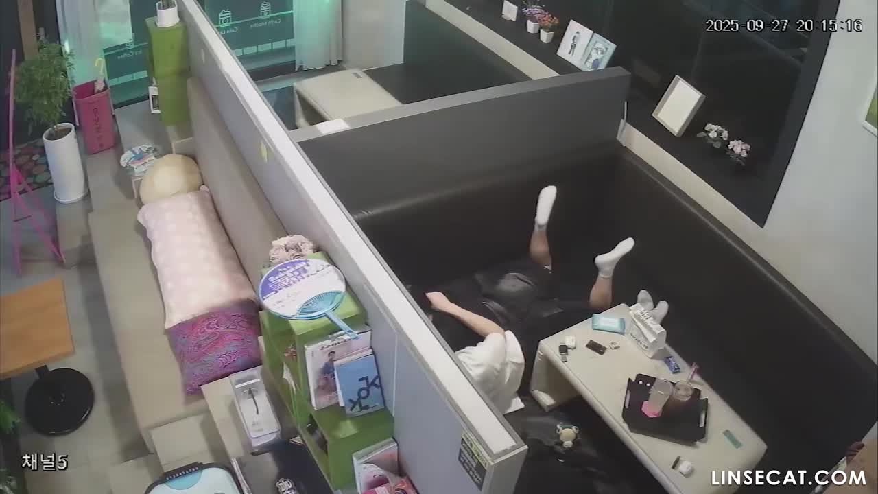 [신작] 성적으로 극도로 좌절한 한 남성이 여자친구에게 거의 애원하다시피 성관계를 맺으려 했습니다. 그는 그녀와 관계를 가질 기회를 끊임없이 노렸고, 결국에는 그녀의 입을 통해 성관계를 시도했습니다. [해킹된 한국 IP 카메라] [단독 영상] 썸네일