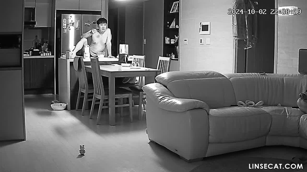 [신작] 매력적인 대구 가족. 딸은 소파에서 다리찢기를 하고, 어머니는 아버지에게 엉덩이를 내밀고, 아버지는 나체로 골프를 친다. [해킹당한 한국 가정용 IP 카메라] [단독 영상] 썸네일