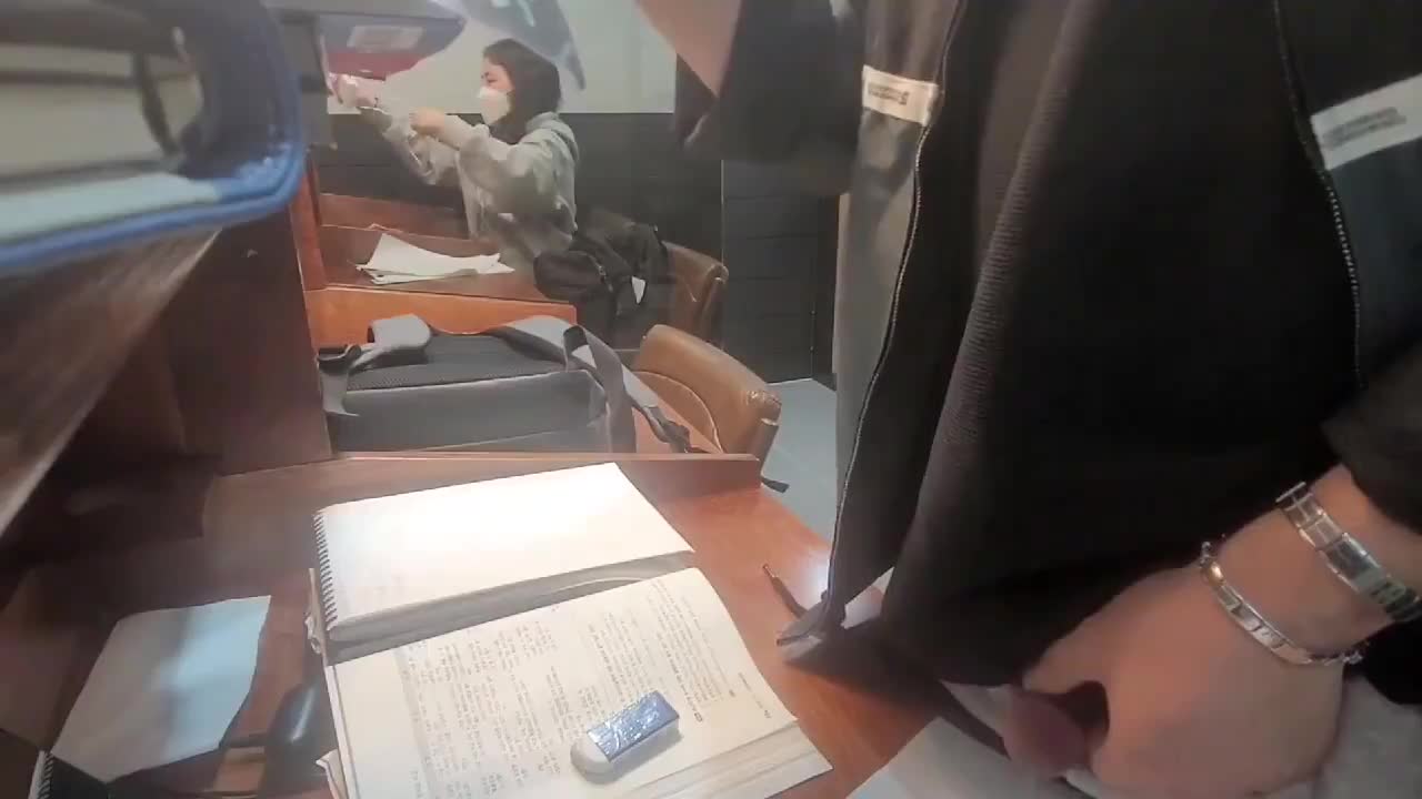 독서실에서 콘돔끼고 딸치는놈 (4) 썸네일