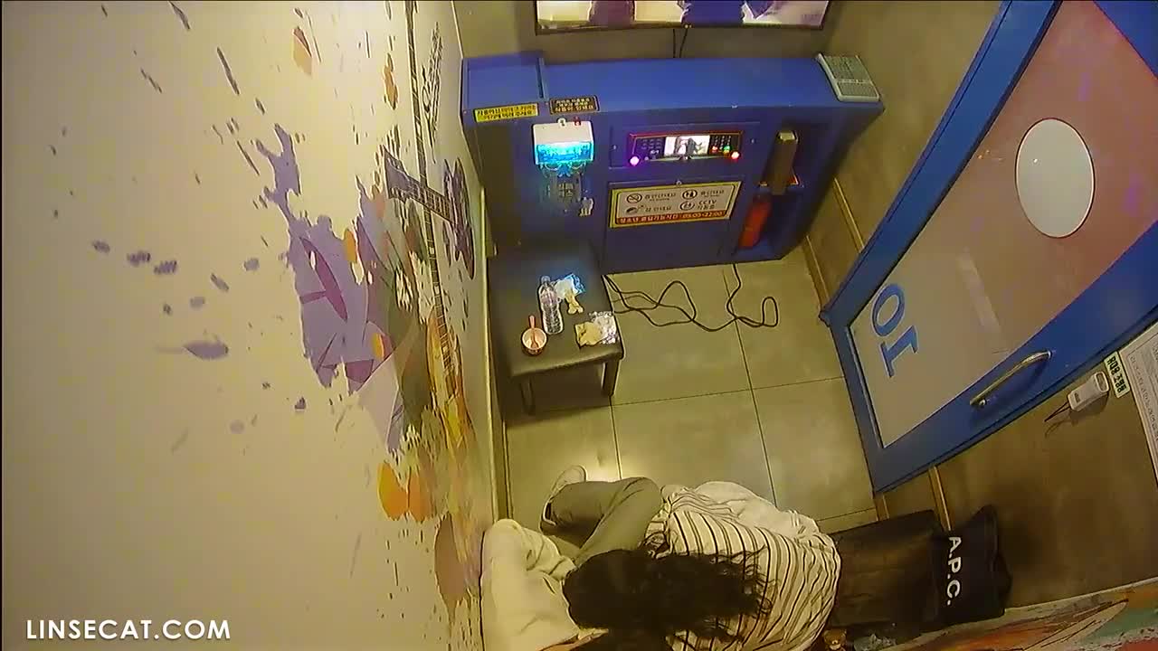 [신작] 여자를 손가락으로 애무하는 데는 특별한 기술이 필요 없습니다. 체력만 좋다면 말이죠. 여자는 오르가즘을 느낀 후, 본능적으로 남자의 끊임없는 클리토리스 자극에서 벗어나려고 발버둥 칩니다. [해킹된 한국 노래방 IP 카메라] [단독 영상] 썸네일